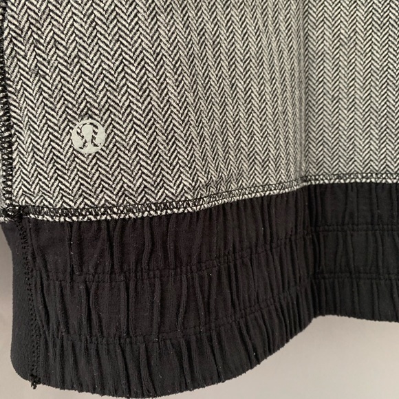 Lululemon pullover with hood - women’s 6 - Picture 9 of 9